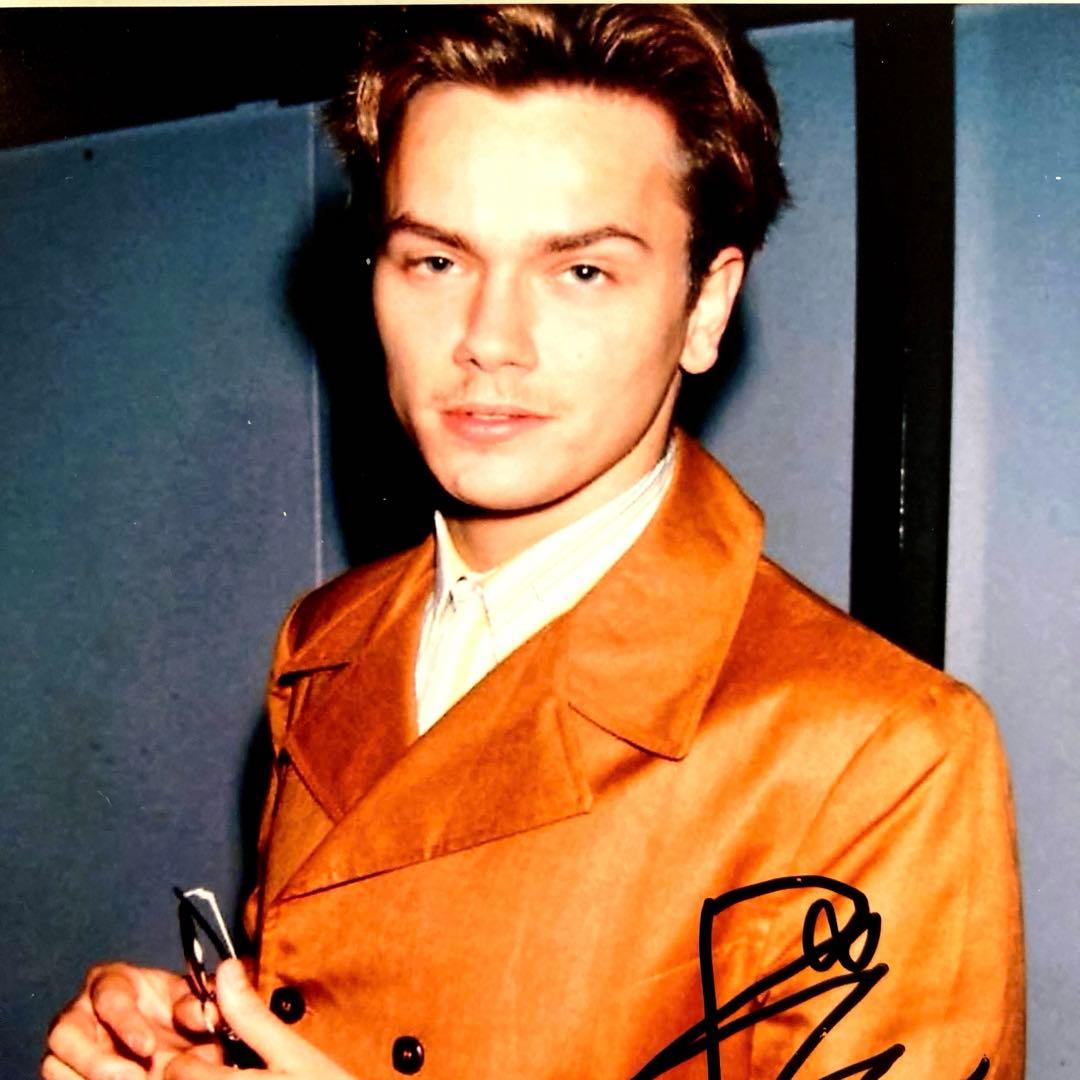 セール中…リヴァー・フェニックス直筆サイン入り写真… - メルカリ