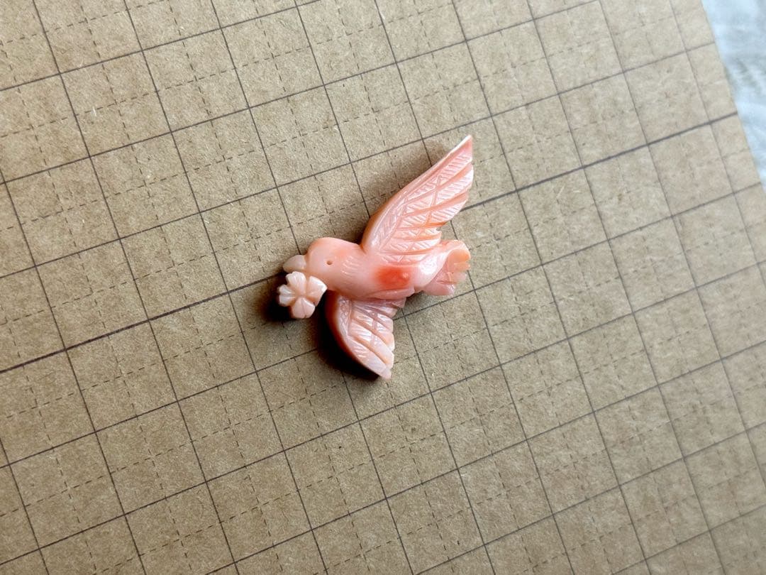 桃珊瑚 幸せのピンクの鳥 ピンブローチ 四葉のクローバー 小鳥