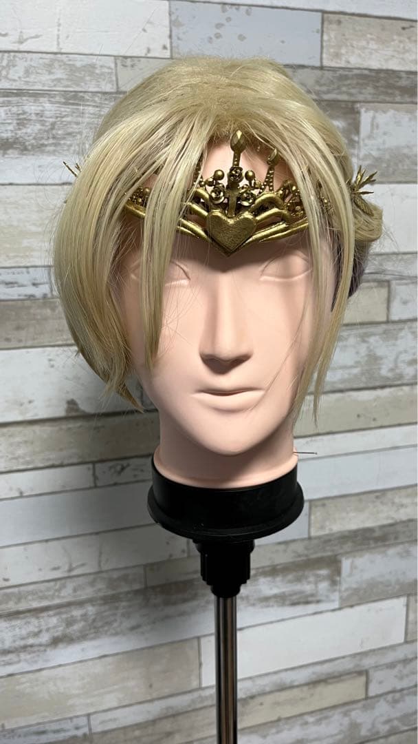 ツイステ ヴィル ウィッグ 寮服 王冠付き - メルカリ
