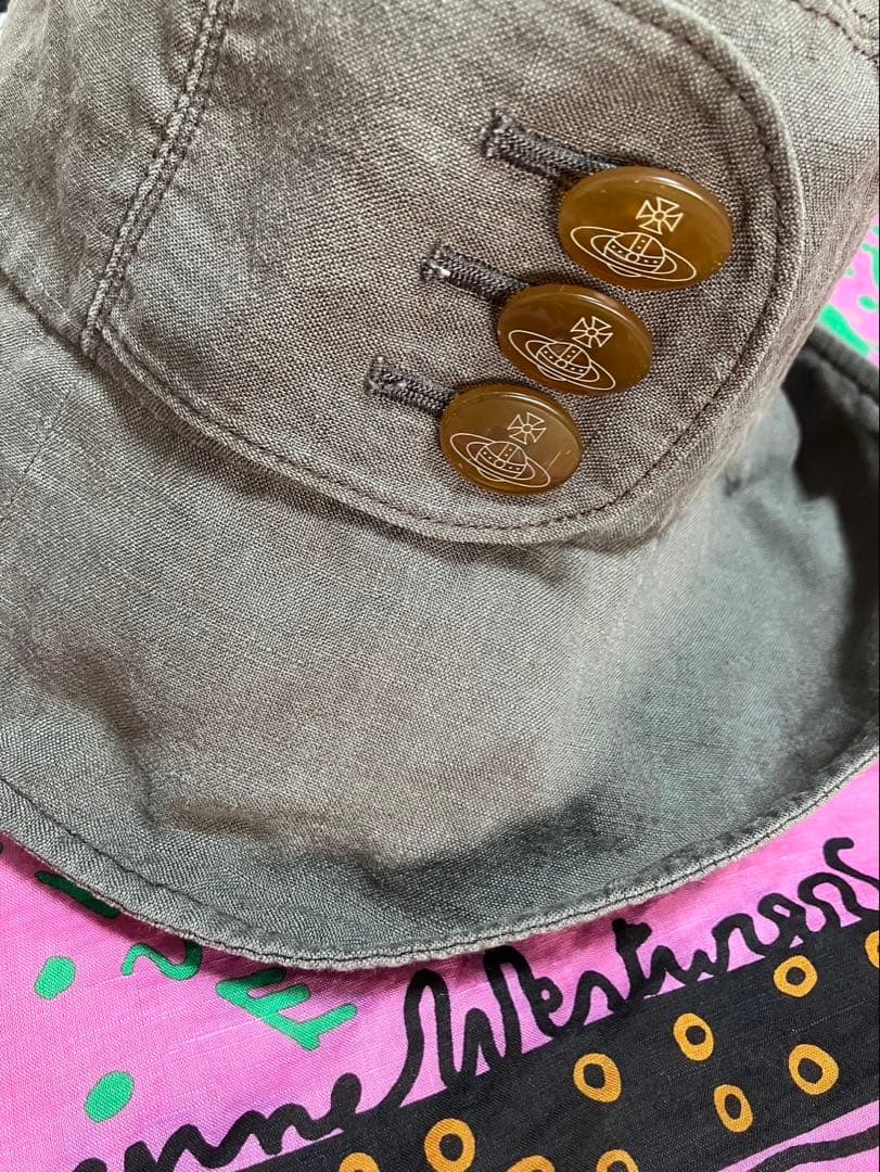 《ユーズド》⭐︎ヴィヴィアンウエストウッド⭐︎ 3連オーブボタンハット　グレー