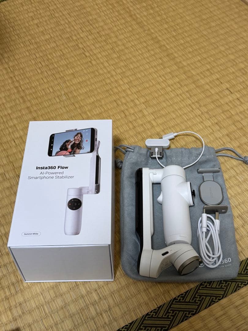 特価！Insta360 Flow スマートフォンスタビライザー　スポットライト付 Insta360 Flow スマートフォン用スタビライザー Standalone