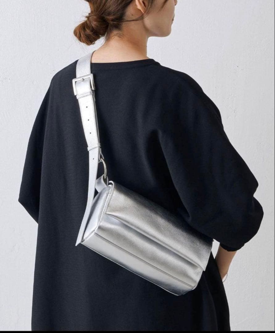 ビアズリー BEARDSLEY ボディバッグ レザー シルバー ビアズリー BEARDSLEY レザーボディバッグ （silver） - ファッション