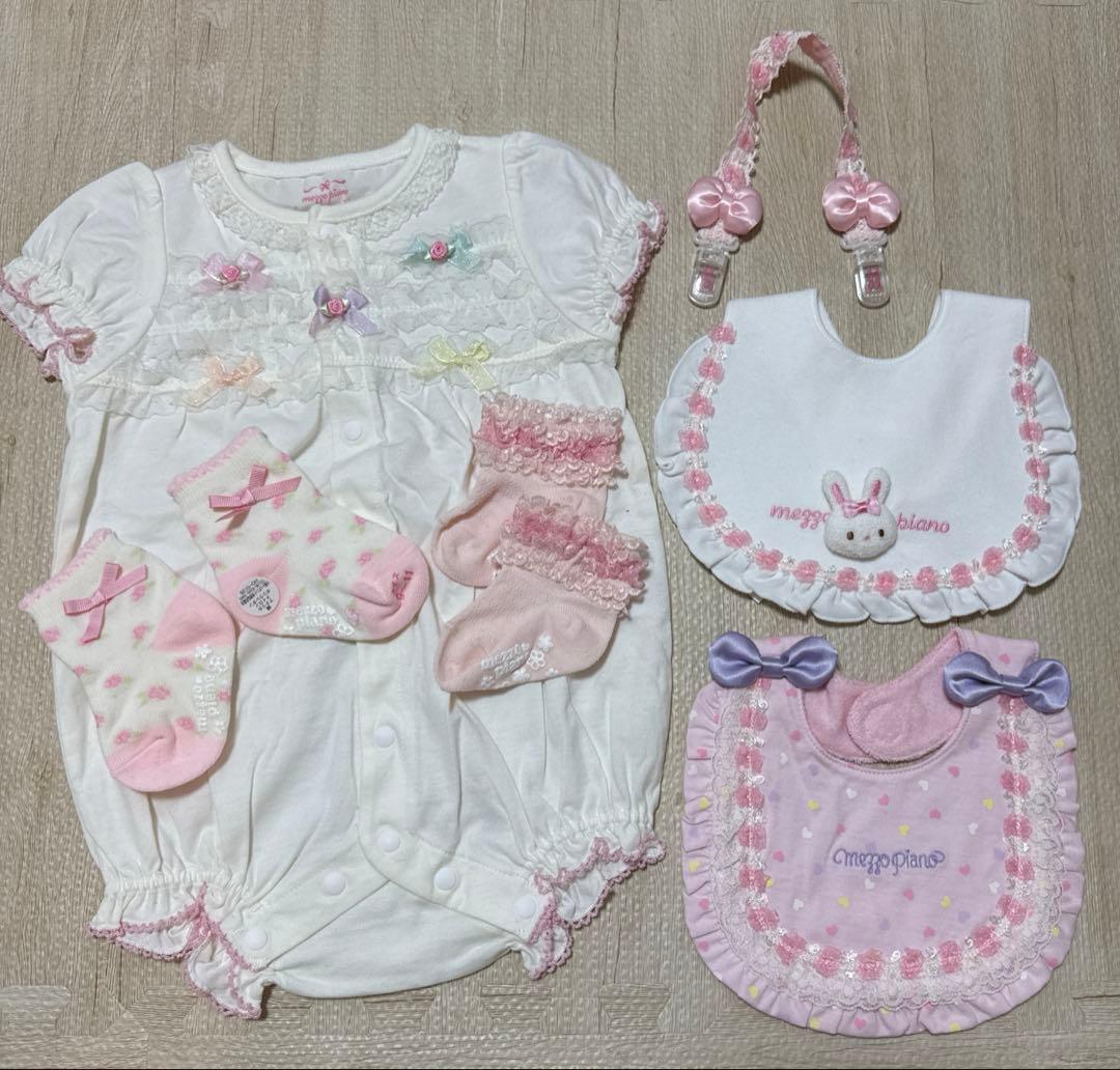 ★新品未使用★メゾピアノ ロンパース スタイ 靴下　お祝いセット　リボン　うさぎ mezzo piano（メゾピアノ）の「ウサギマスコットつき2wayオール