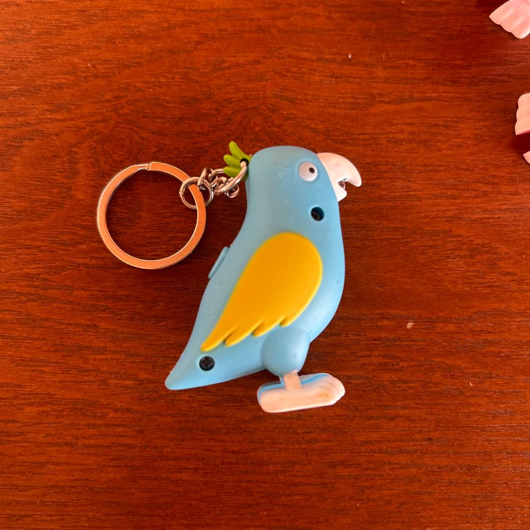 カラフルな鳥のキーホルダー4個セット - メルカリ