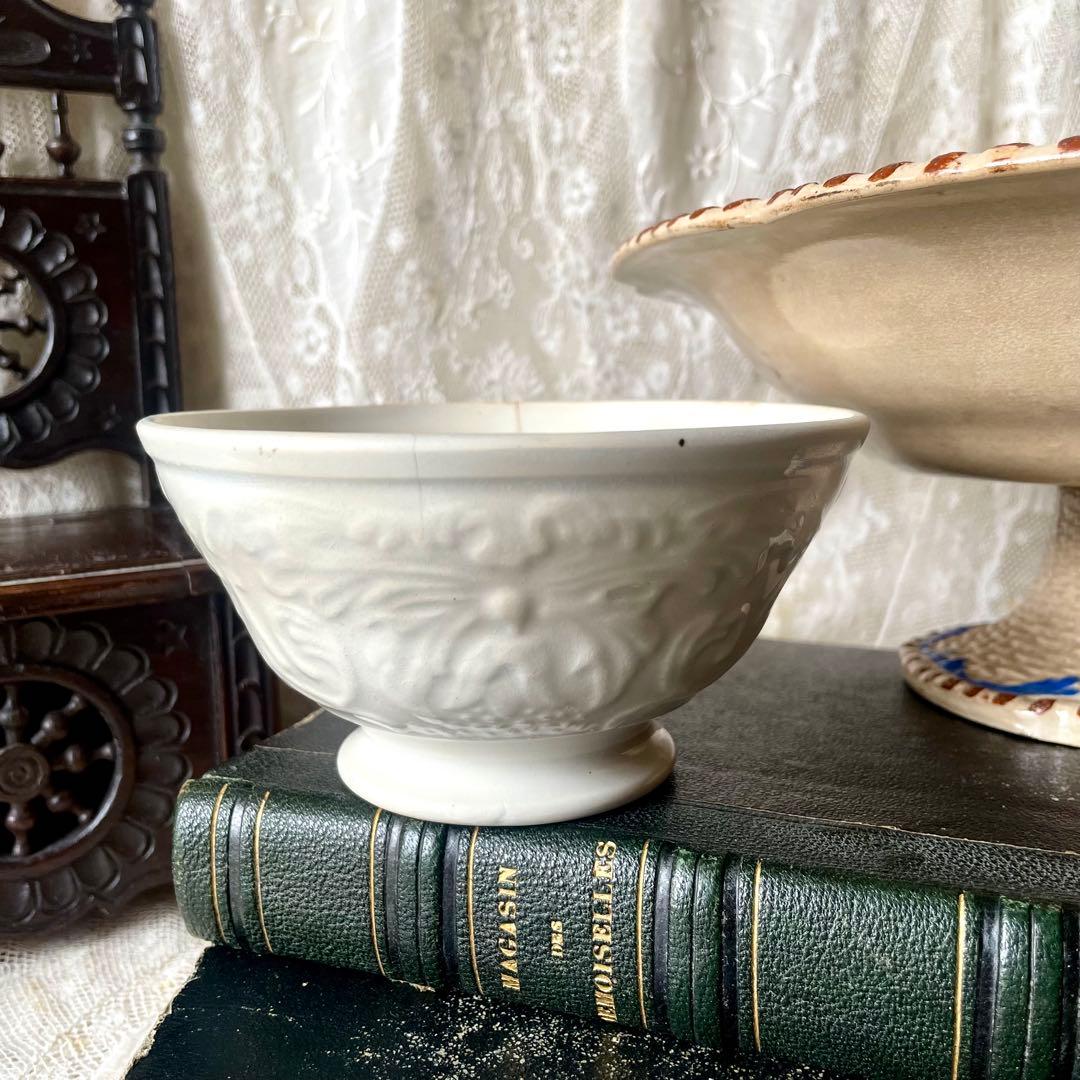 ホワイトレリーフカフェオレボウル　フランスアンティーク　白　19世紀後期 Longwy ロンウィ 白 カフェオレ ボウル フランス アンティーク a