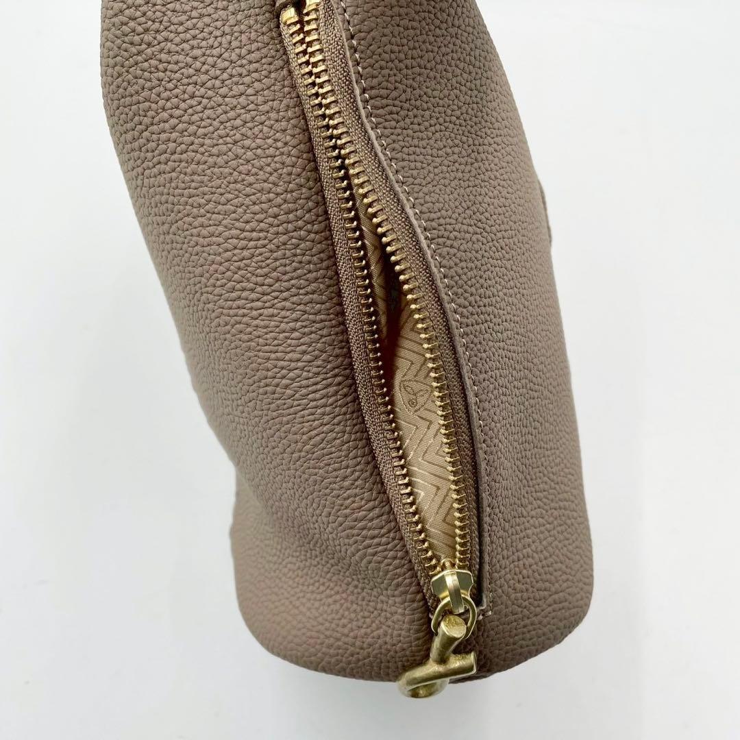 極美品 マヌー keg pouchc ケッグポーチ レザーバッグ グレージュ