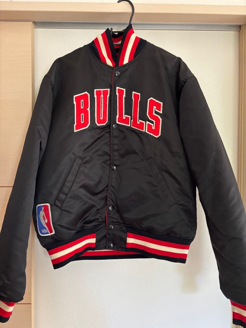 シカゴ・ブルズ スタジャン ブラック/レッド リバーシブル