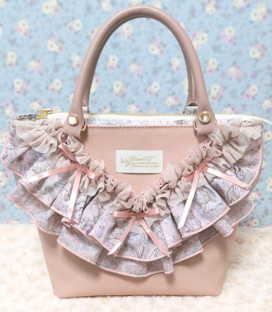 新作　フリルが主役のフラップファスナー付トート　アレキサンダーマーブル 新作 フリルが主役のフラップファスナー付トート アレキサンダー