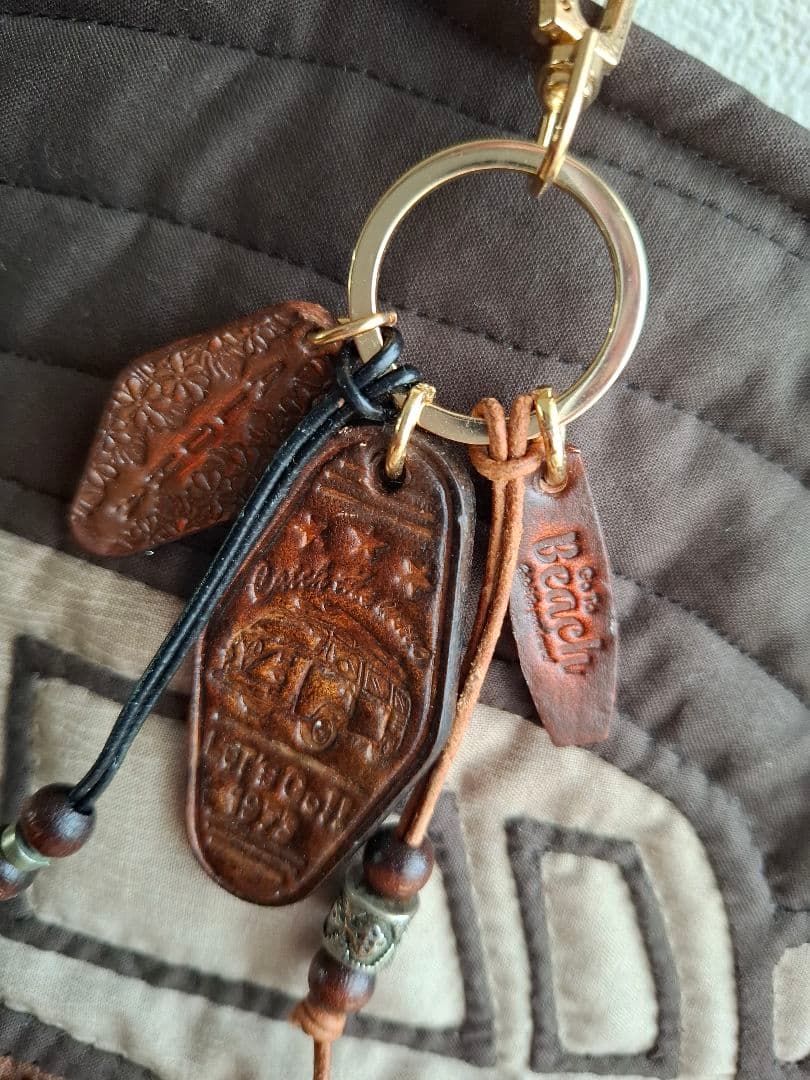 ハワイアンキルトバッグ 2WAY バス 横長 革タグチャーム付 ファスナー