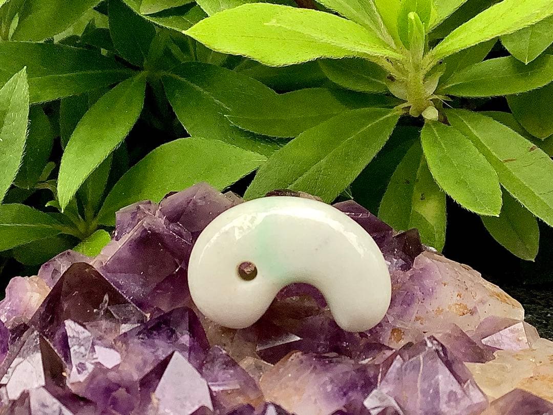 ✳綺麗な淡い緑入り 糸魚川翡翠勾玉 本物の守護石 お守りにお