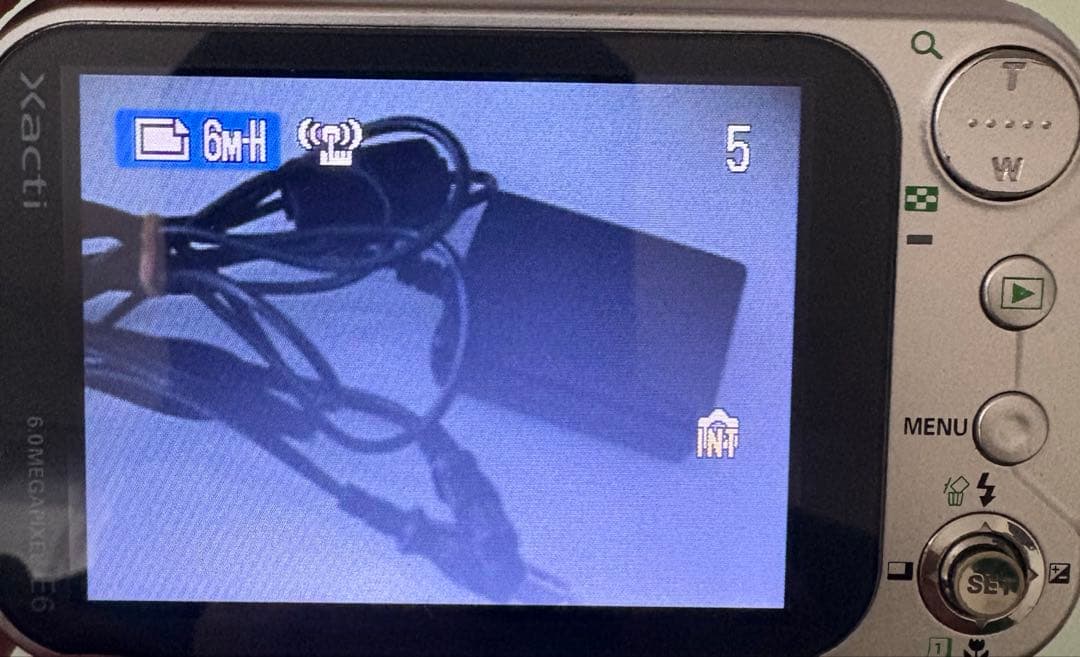 完動品 Xacti デジタルカメラ シルバー ACアダプター バッテリー付き