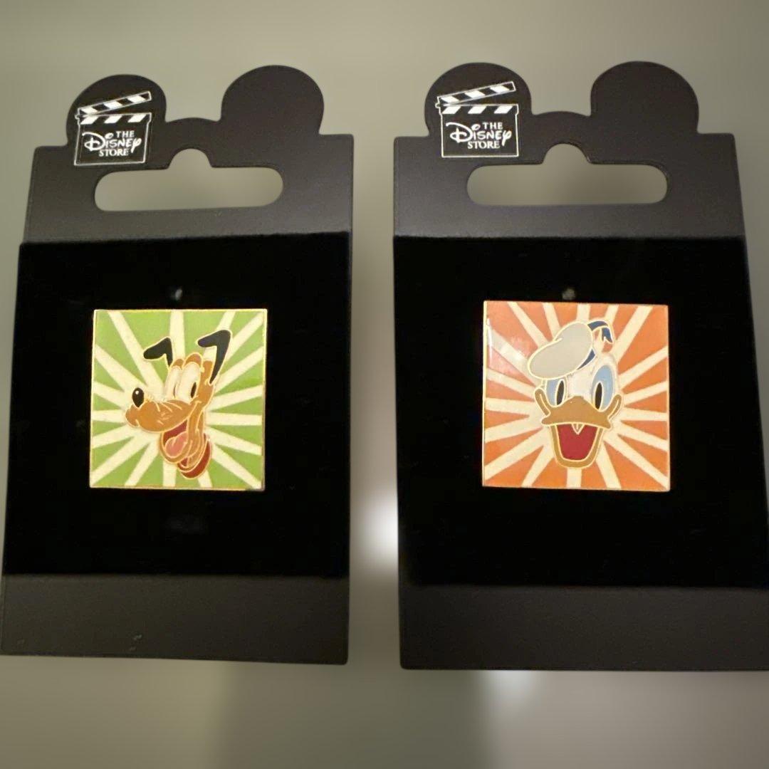 ②ディズニーストア プルート ドナルドダック ピンバッジセット - メルカリ