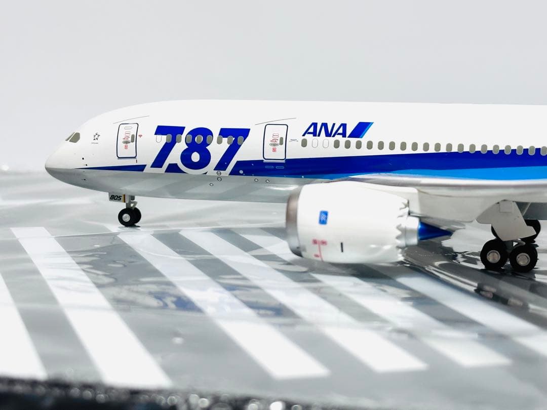 全日空商事 1/200 ANA B787-8 滑走路パネル付き NH20055