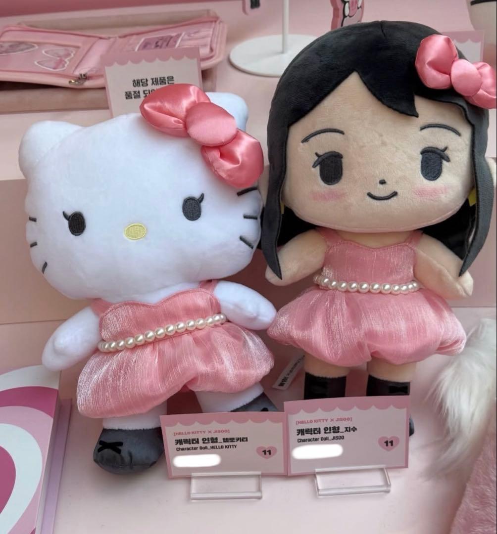 【激レア】KITTY × JISOO キティ ジス ぬいぐるみ KITTY × JISOO キティ ジス ぬいぐるみ キーリング オリジナル - メルカリ