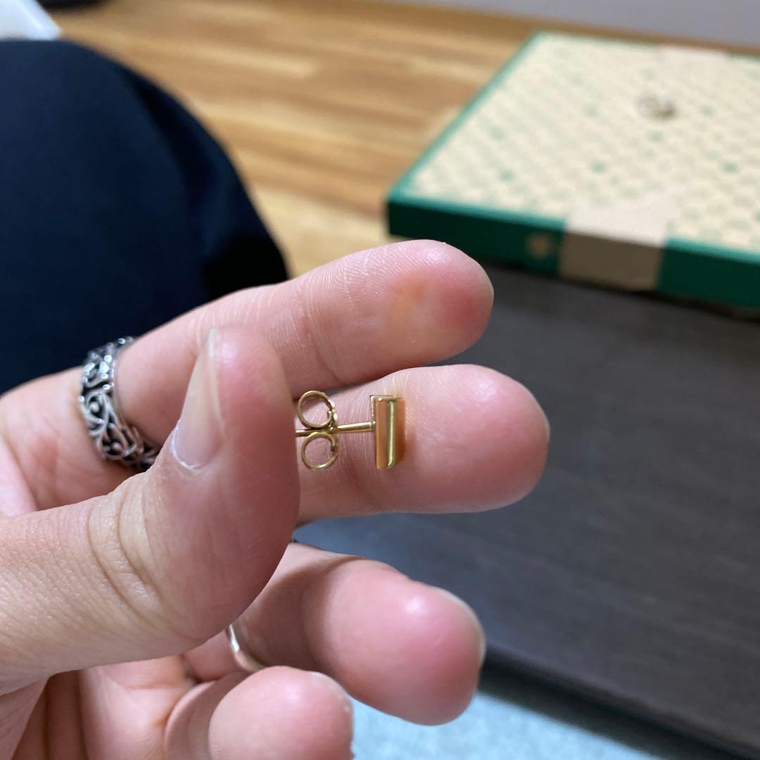 V字型ゴールドスタッドピアス 片耳