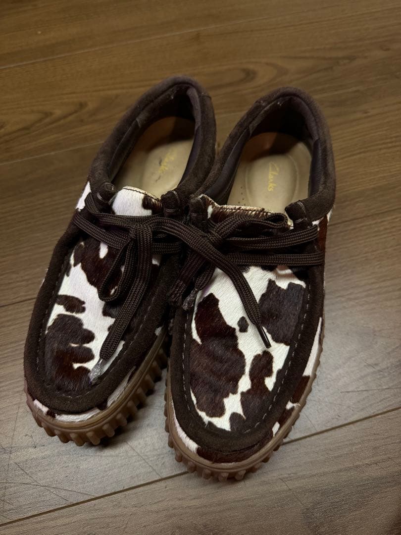 クラークス ワラビー 牛柄 レディース 厚底 モカシン - メルカリ