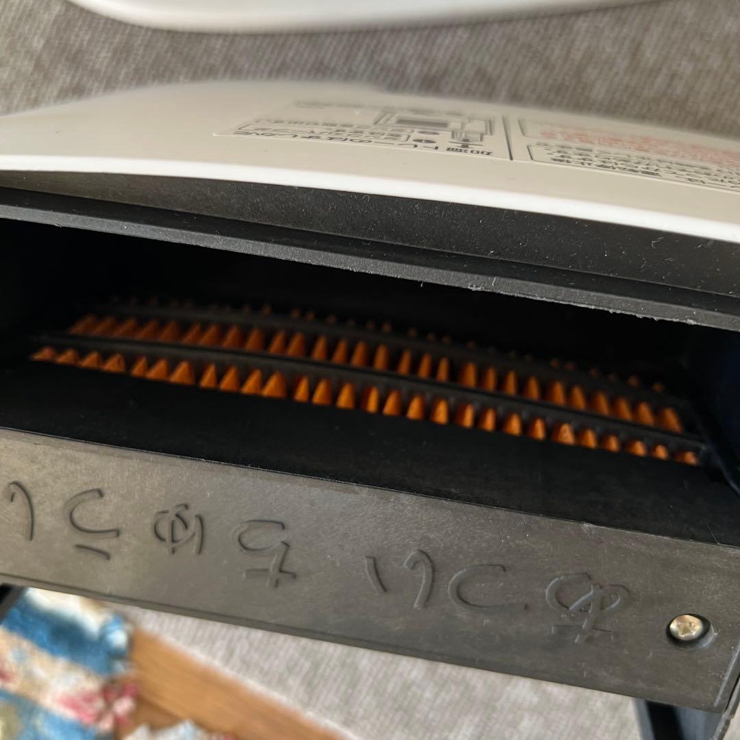 《美品の中古品》　シャープ　加湿セラミック ファンヒーター　HX-J120-W