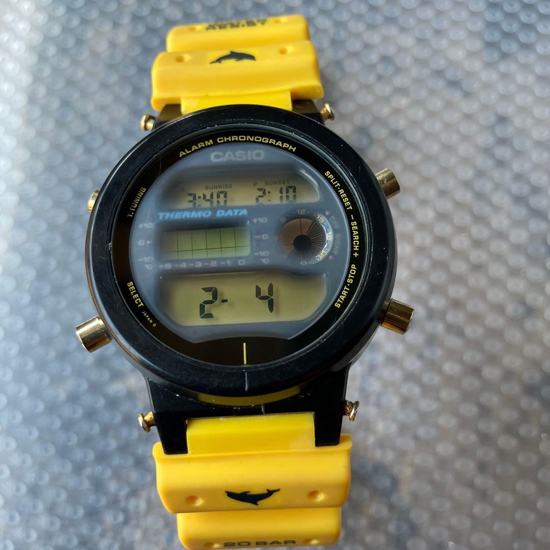 CASIO デジタル腕時計 イルカクジラ ブラック/イエロー 20BAR G-SHOCK・BABY-G初代「イルカ・クジラ」ウォッチ復刻、ライトを灯すと