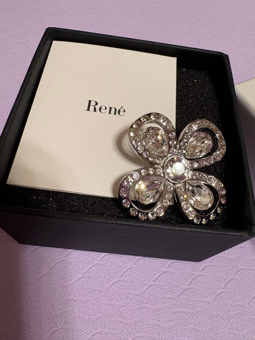 Rene ブローチ René - 美品 Rene ルネ リボンブローチ ゴールド系 ライトストーン