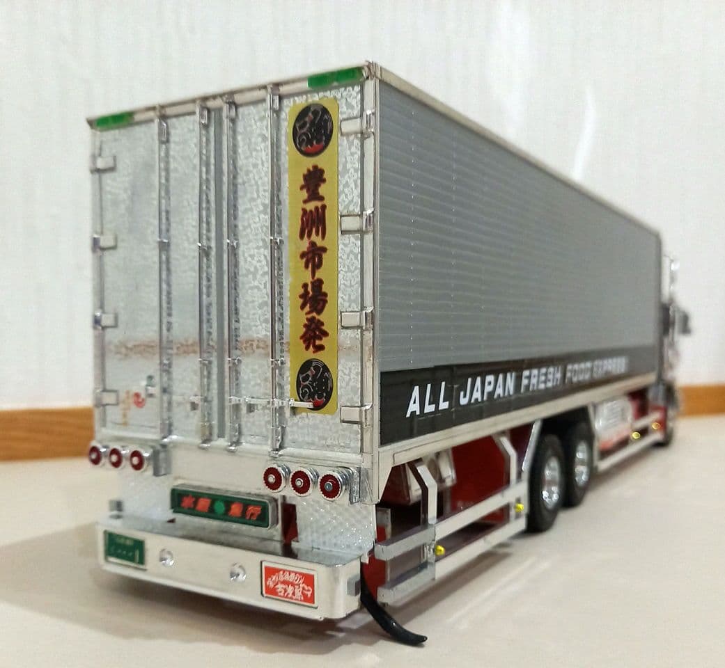 アオシマ1/32 デコトラプラモデル完成品 日野プロフィアKFグリル仕様