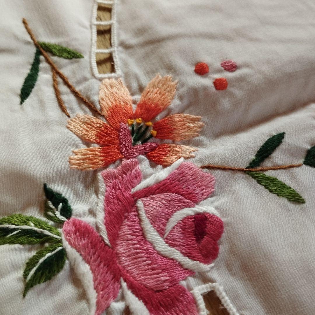 イギリスヴィンテージ 薔薇のモチーフ手刺繍 オーバル 大判 テーブルクロス