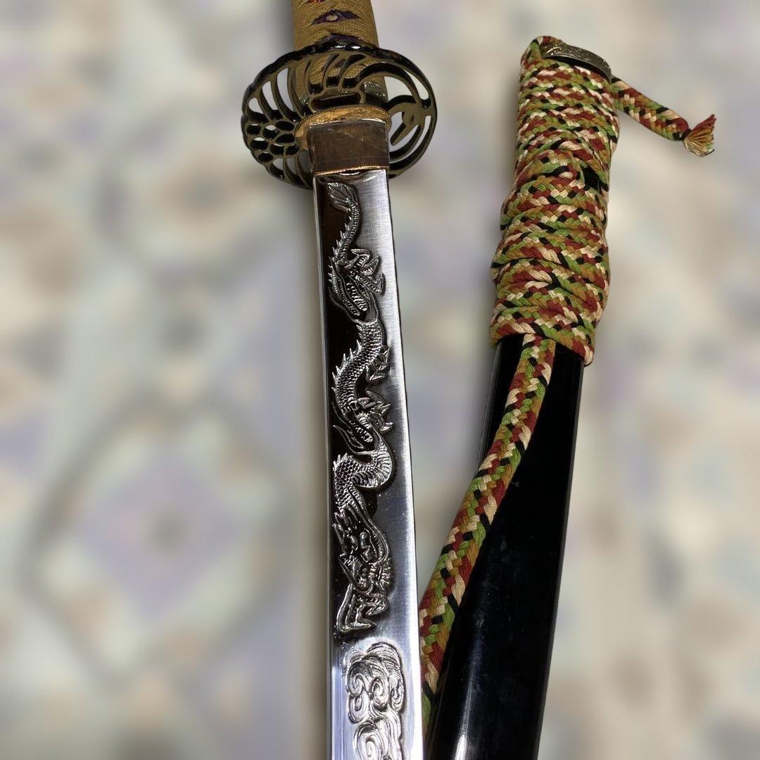 模造刀 太刀 金茶柄 鶴羽透し丸鍔 太刀造り龍図黒呂鞘 - メルカリ