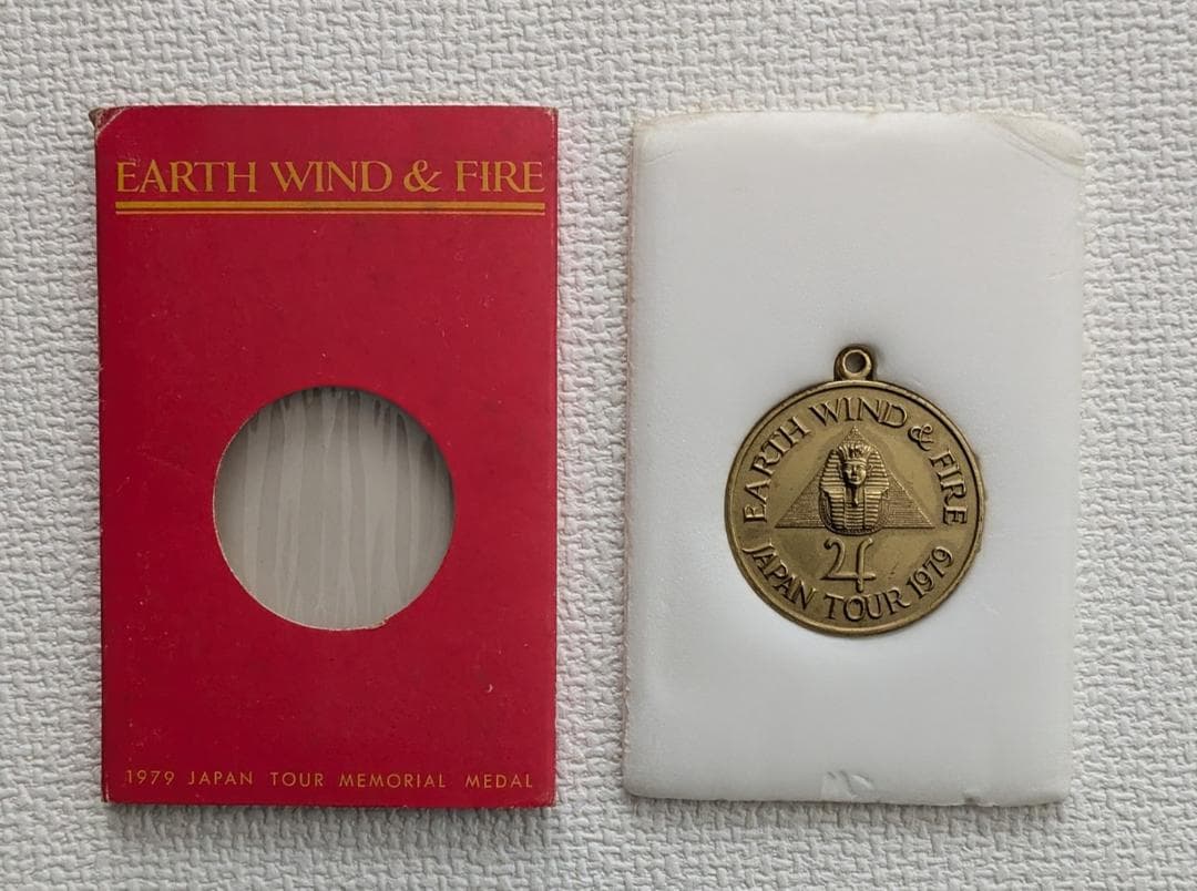 EARTH WIND & FIRE 黙示録（I am） LPレコード＋記念メダル - メルカリ