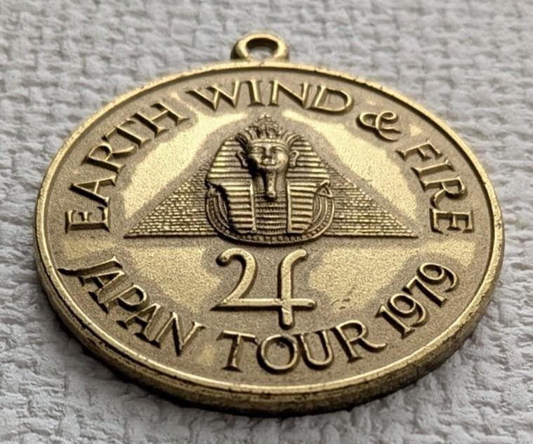 EARTH WIND & FIRE 黙示録（I am） LPレコード＋記念メダル - メルカリ