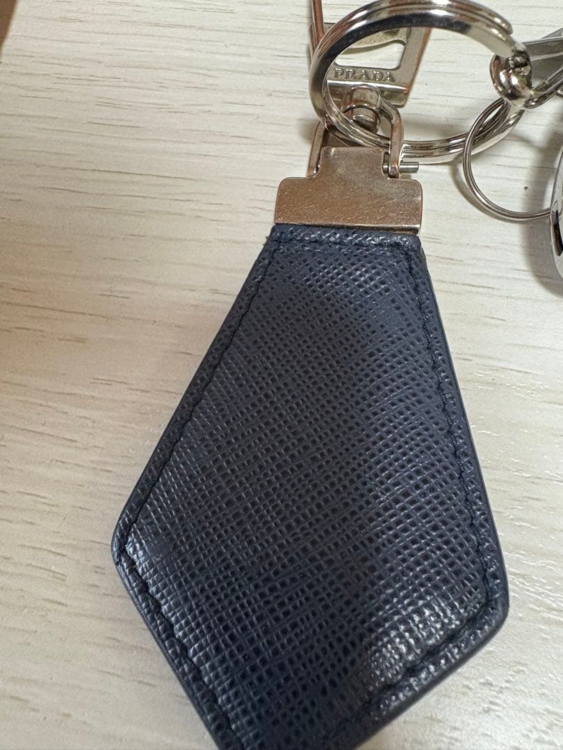 パ*ボ様 プラダ キーリング キーホルダー サフィアーノレザー