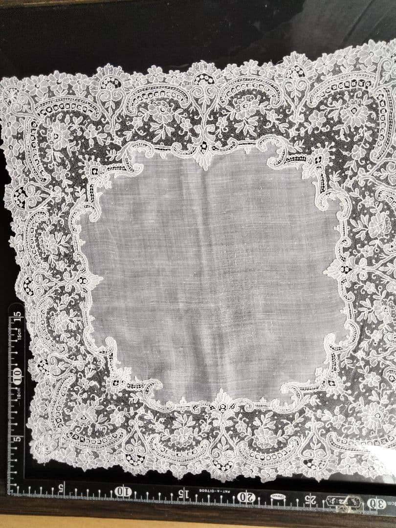 パリの骨董屋さんで購入の繊細なレ―スのハンカチ、アンティーク