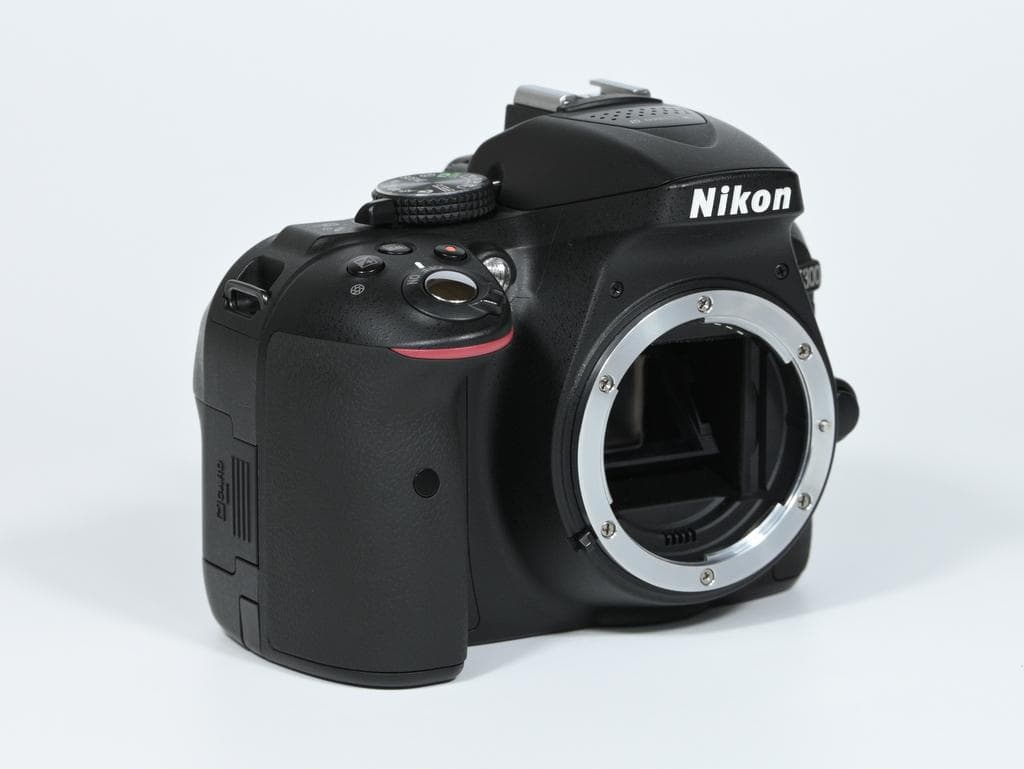 【ほぼ新品】 ニコン　Nikon D5300 ボディ 《ショット数151》