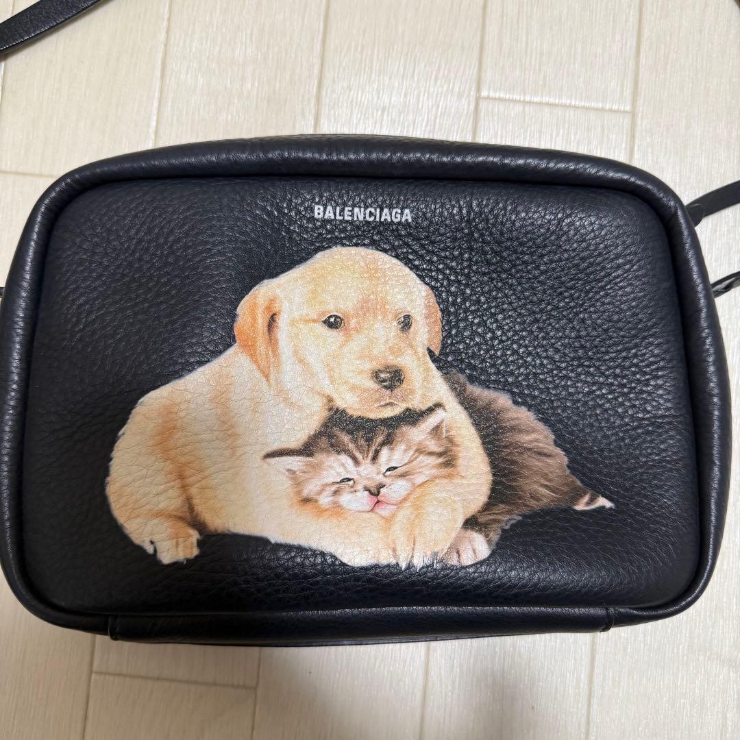 希少】BALENCIAGA カメラバッグ 犬と猫プリント - メルカリ