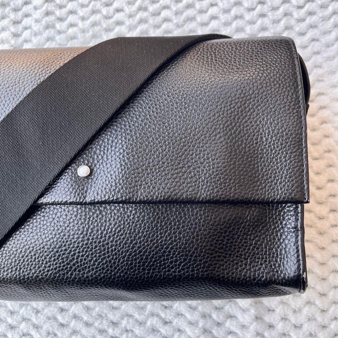 イアパピヨネ 《本革》ワイドテープショルダーバッグ ボディバッグ