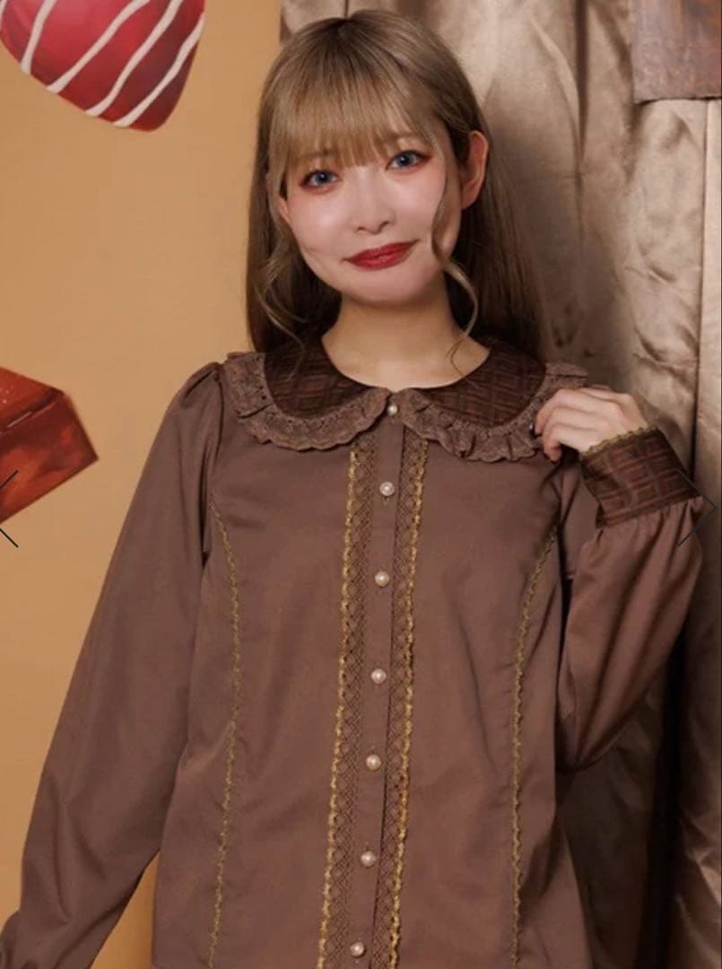 axes femme Chalmiereチョコレート柄衿ブラウス（モカ） - メルカリ