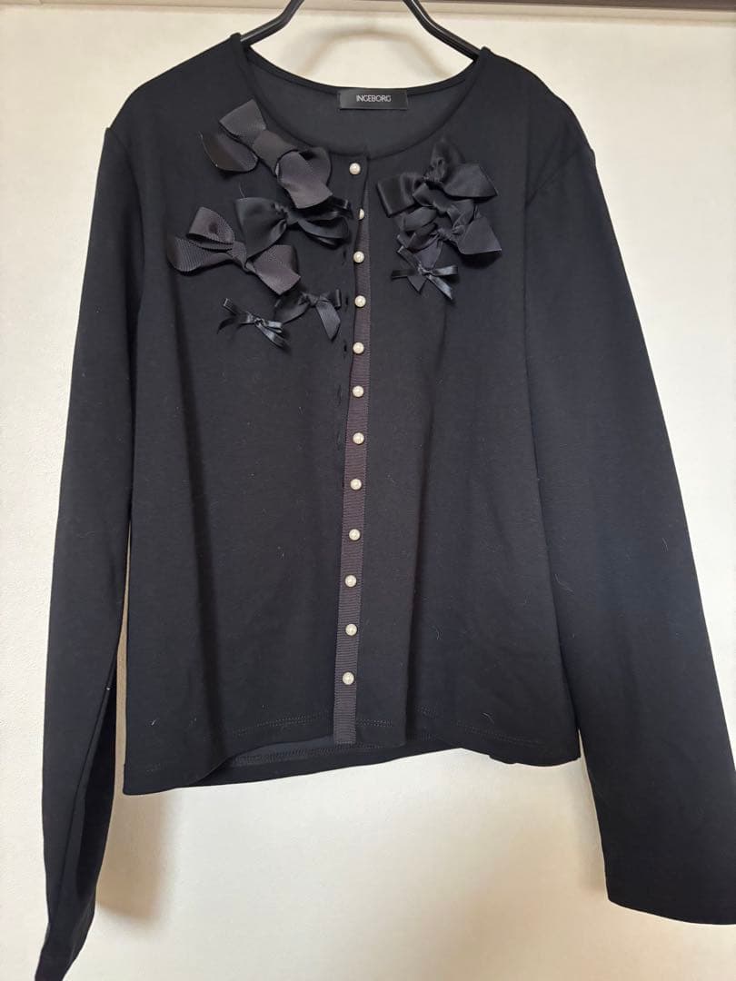 インゲボルグ　INGEBORG リボン　カーディガン　ボレロトップス　ブラック セール】 モチーフ付きニットカーディガン （カーディガン・ボレロ