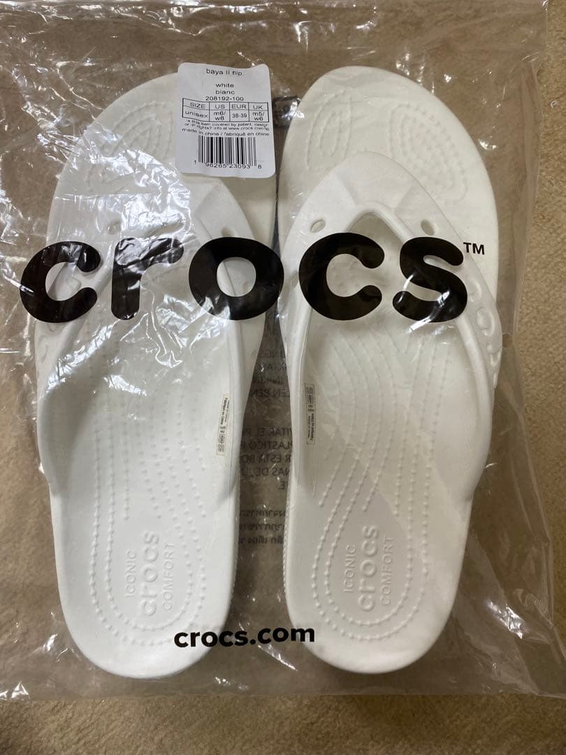 crocs ホワイト ビーチサンダル - メルカリ