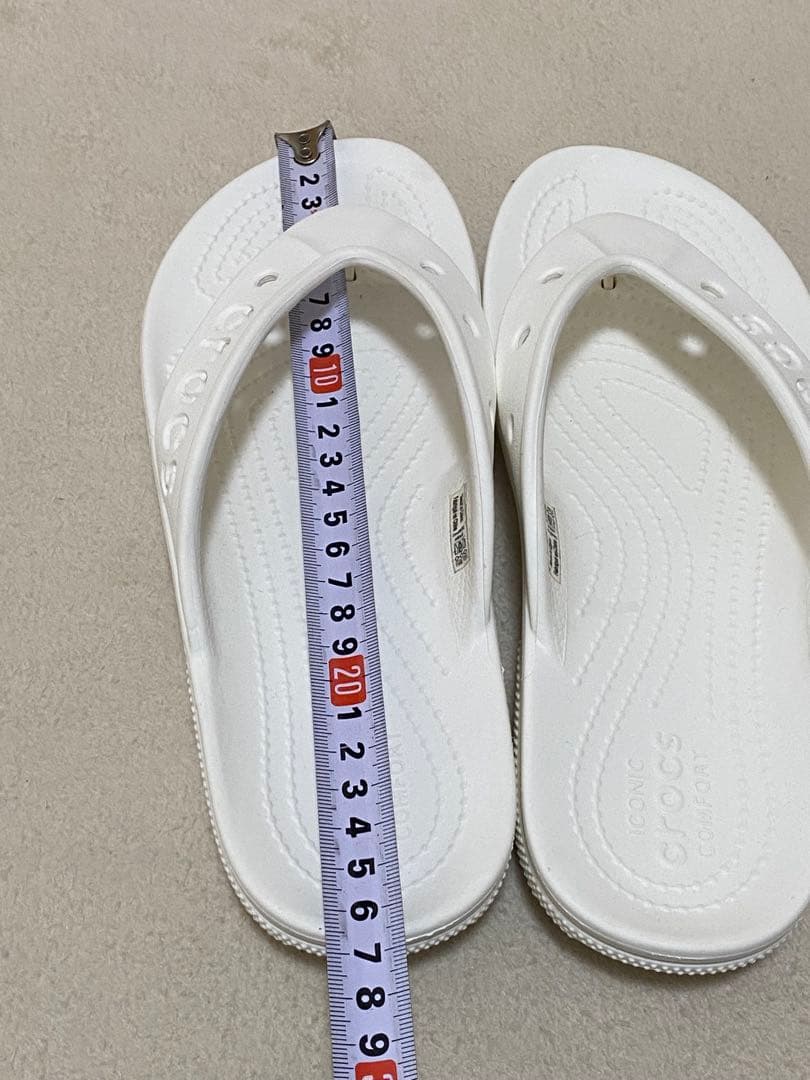 crocs ホワイト ビーチサンダル - メルカリ