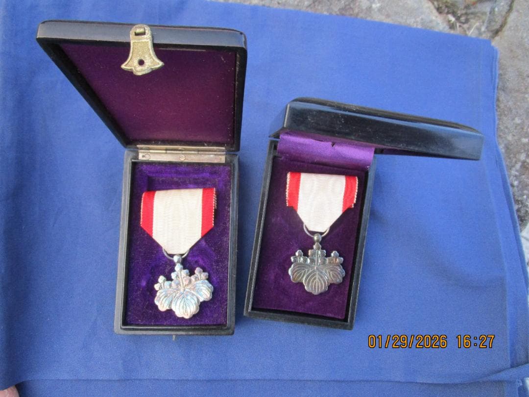 勲章　勲八白色桐葉章　2箱　記章なし 勲八等白色桐葉章、勲八等白色桐葉章の證 / 銀のぺん / 古本、中古本