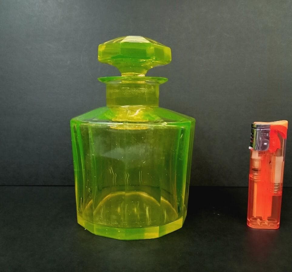 ☆P0201☆欧州 ウランガラス 12面カット 蓋付 香水瓶 化粧水 ボトル