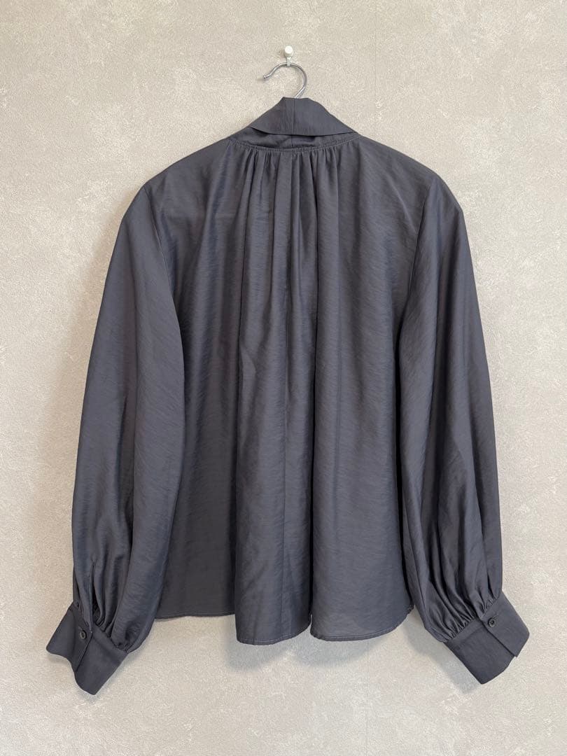 定価16500円/完売品】anuans ボリュームタイブラウス グレー - メルカリ