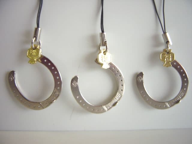 ♯iqi13FT 的中祈願! 勝馬蹄鉄 ストラップ 6種 - メルカリ