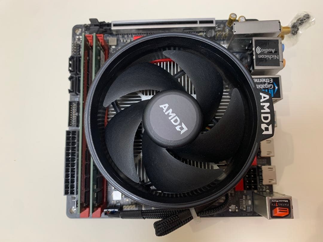 CPU AMD Ryzen7 2700 ヒートシンク、メモリ、マザーボード付き CPU AMD Ryzen7 2700 ヒートシンク、メモリ、マザーボード付き CPU