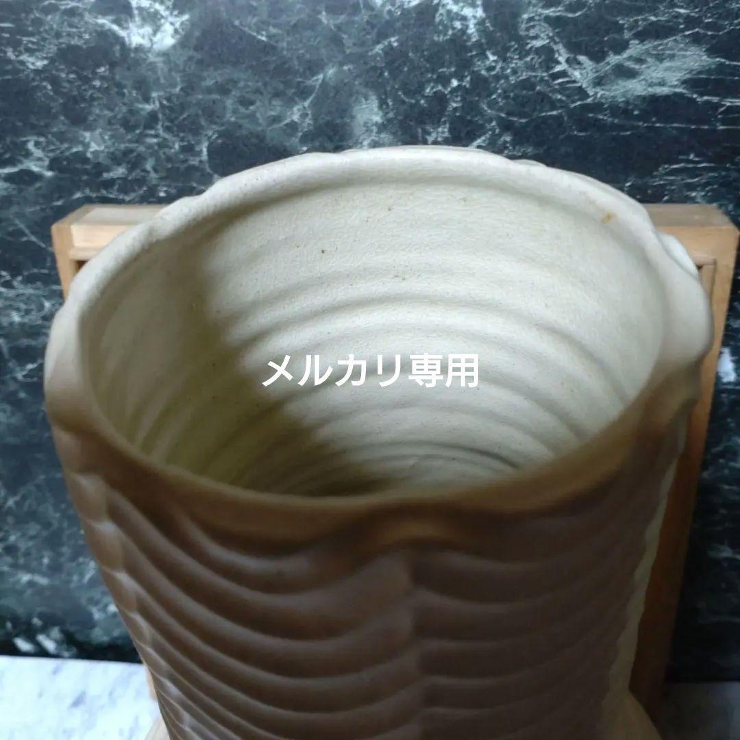 ゲルト•クナッパー】白釉波形削文長頸花瓶 - メルカリ