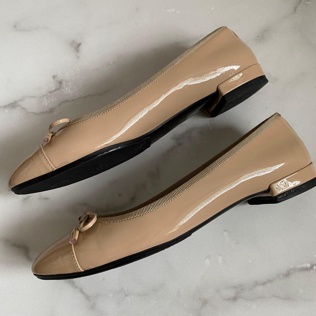 25.0最終値下げ【極美品】PRADA ベージュエナメル フラットパンプス