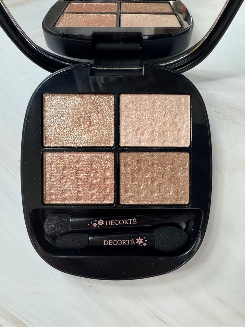 DECORTÉ アイシャドウパレット クリスマスコフレ 2025 - メルカリ