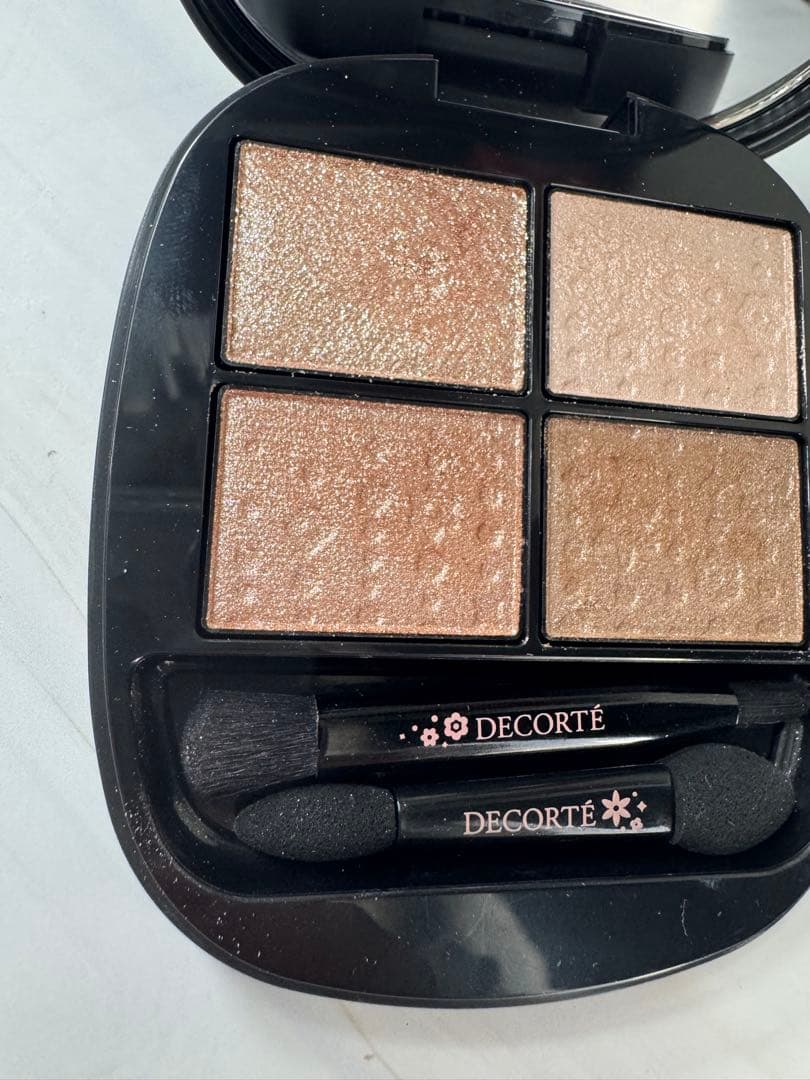 DECORTÉ アイシャドウパレット クリスマスコフレ 2025 - メルカリ