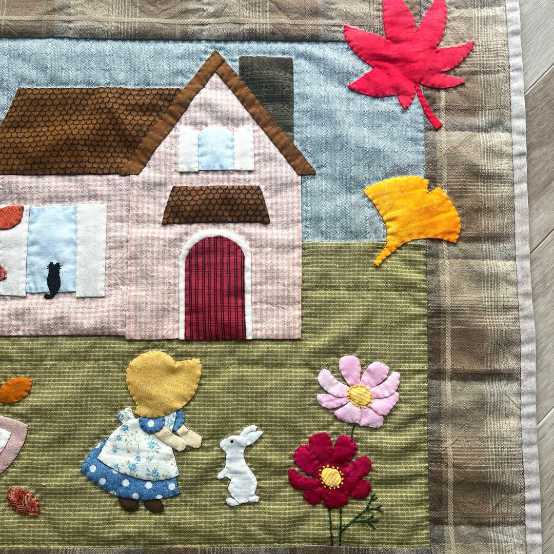 パッチワークタペストリー スーちゃんと秋のキルト - メルカリ