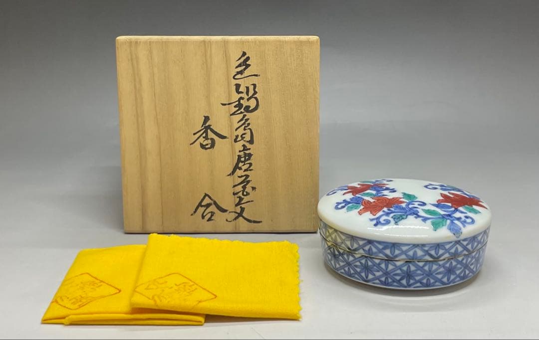 人間国宝　十三代　今泉今右衛門　色鍋島唐花文　香合　四方桟共箱　共布2枚　J17 sold out】人間国宝 十三代 今泉今右衛門 造 本人作 色鍋島唐花文 花入
