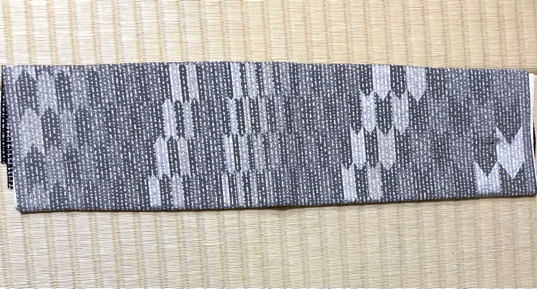 モノトーン 染め 矢絣の地紋 モダン 残布 ガード加工