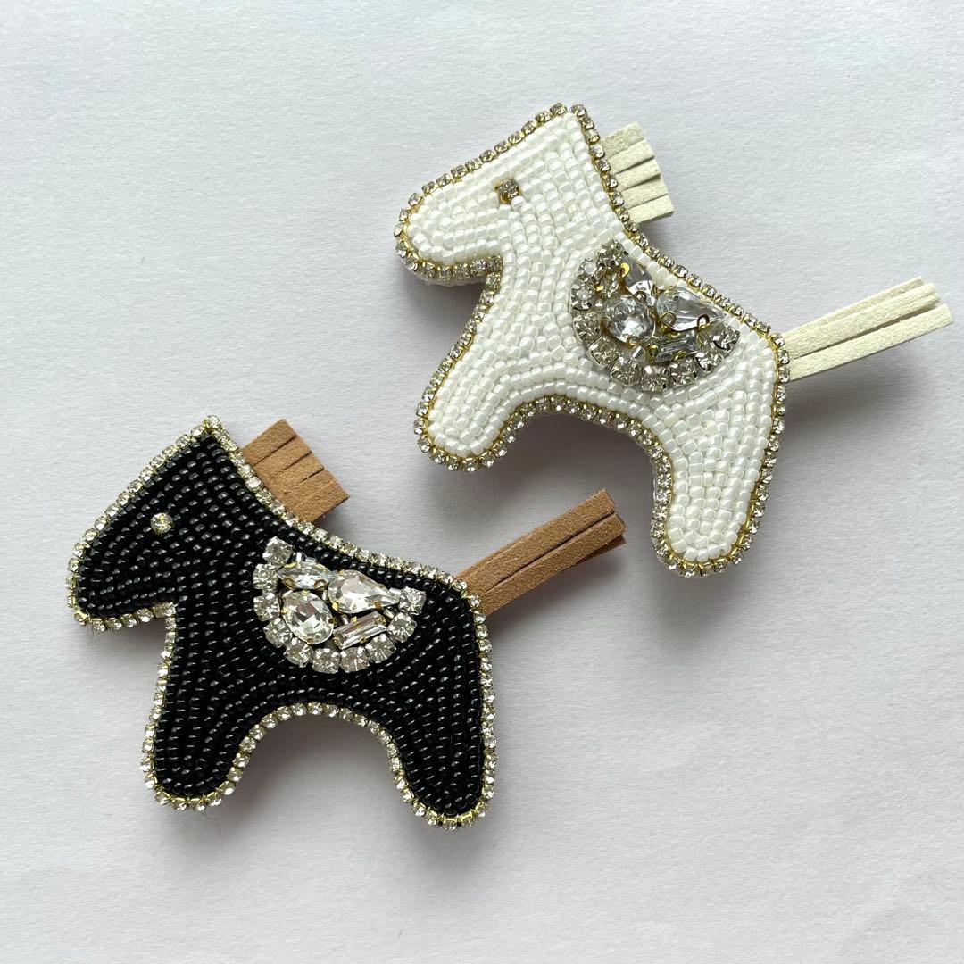 馬 ポニー ビーズ刺繍ブローチ バッグチャーム ブローチ 2way - メルカリ